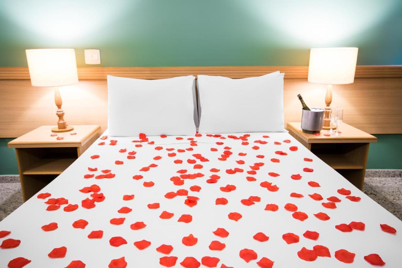 Hotel Golden Park All Inclusive Pocos De Caldas By Nacional Inn מראה חיצוני תמונה Rose petals on a bed