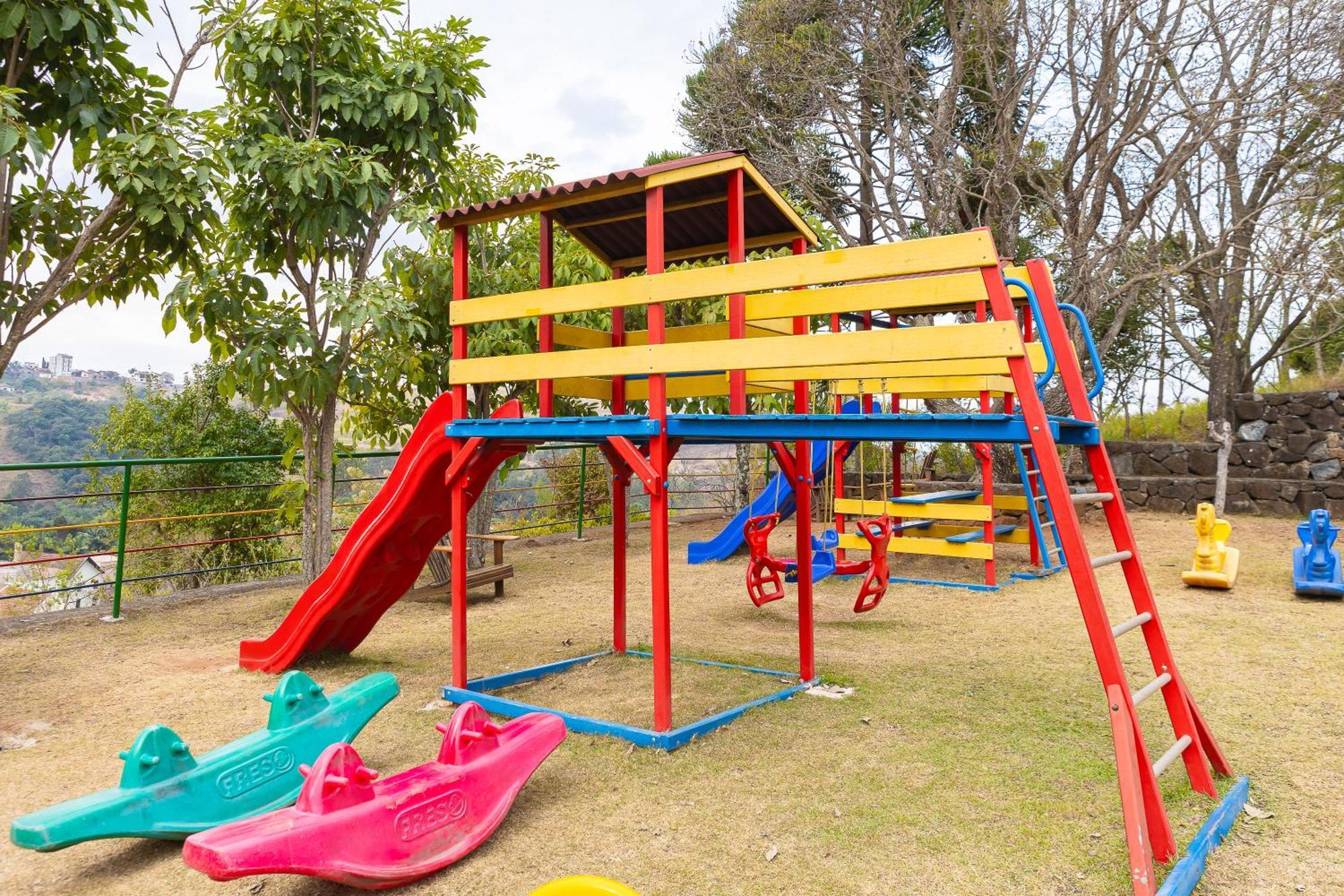 Hotel Golden Park All Inclusive Pocos De Caldas By Nacional Inn מראה חיצוני תמונה Playground at the school