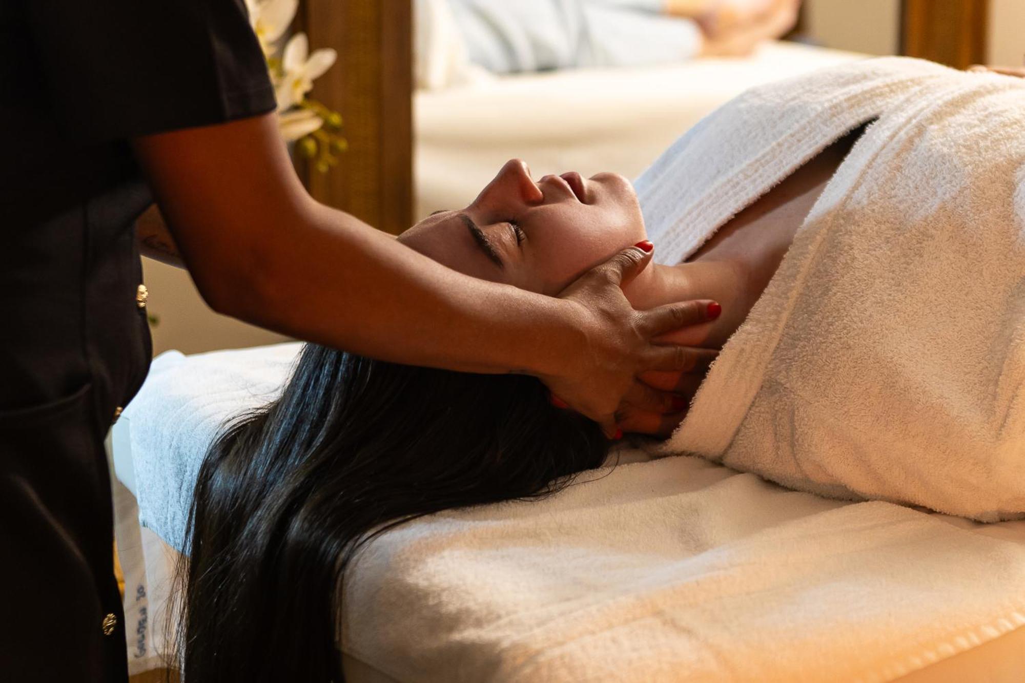 Hotel Golden Park All Inclusive Pocos De Caldas By Nacional Inn מראה חיצוני תמונה A woman receiving a head massage