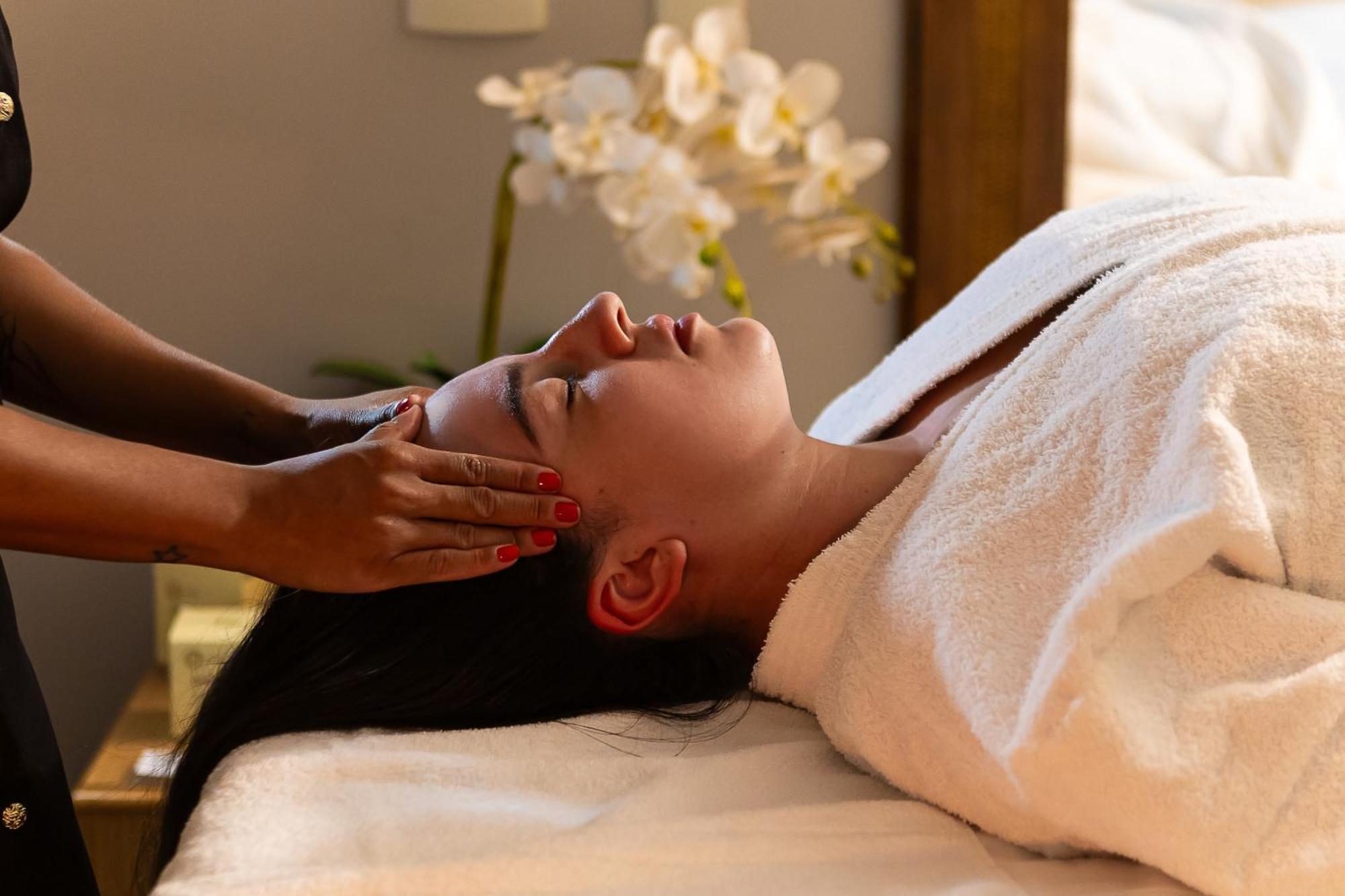 Hotel Golden Park All Inclusive Pocos De Caldas By Nacional Inn מראה חיצוני תמונה A woman receiving a facial massage
